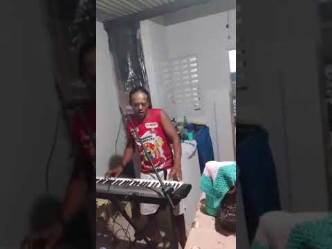 Valquirio dos teclados ao vivo em Guaratinga Bahia minha terra natal um abraço pra todos 