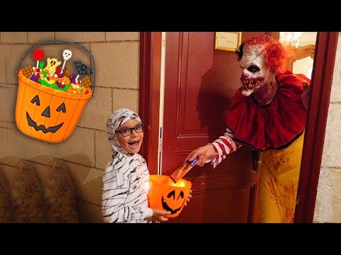 CHASSE AUX BONBONS D’HALLOWEEN - Des Bonbons ou un Sort ?! Trick or Treat Video