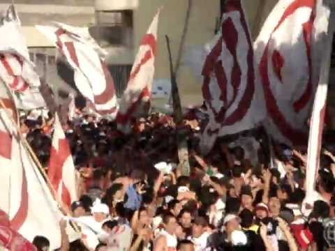 "Cagon hay uno solo!" Barra: Trinchera Norte &bull; Club: Universitario de Deportes