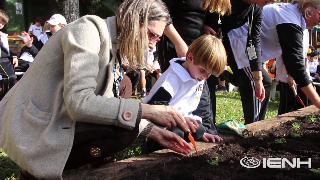 Educação ambiental: alunos constroem horta escolar na Unidade Pindorama