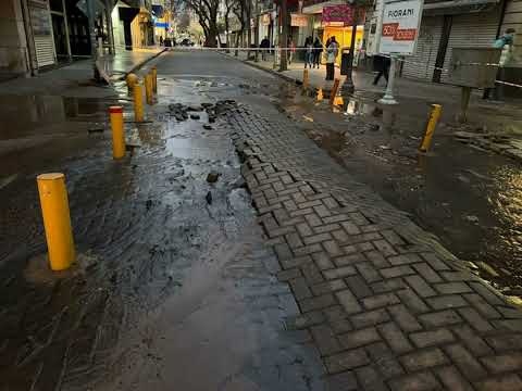 Río urbano en el centro: caño roto inunda las calles y levanta adoquines