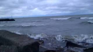 preview picture of video 'Crazy winds at shore in Whiting, Indiana (3)'