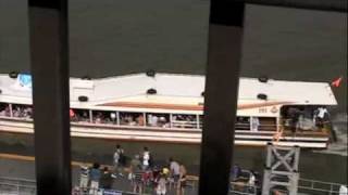 preview picture of video 'Bangkok River Traffic on The Chao Phraya,Thailand'