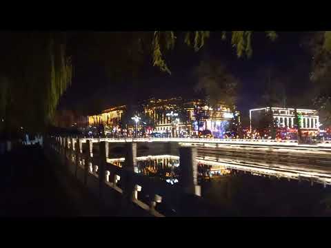 Iluminação ribeirinha e shopping na cidade de Chengde, província de Hebei