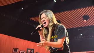 Kelly Clarkson performs Tightrope at Studio Sessions in Las Vegas on 7.12.25