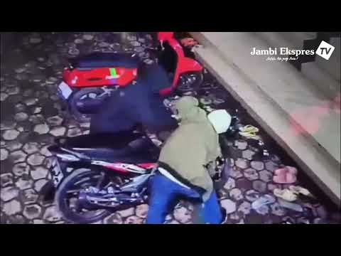 CCTV MALING MOTOR DI MASJID TANJUNG PAUH KERINCI