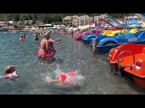 Djeca skaču u more usporen snimak