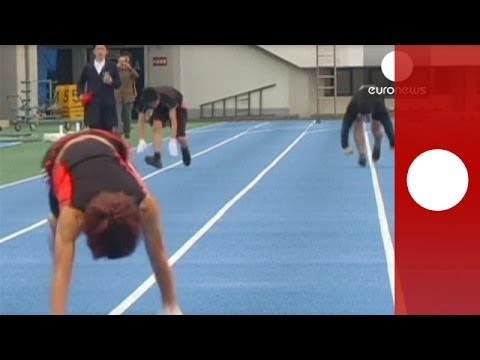 Video: Japan's 'monkey man' breaks four legged running record