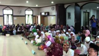 Peserta PIMNAS UB Doa Bersama Anak Yatim Piatu