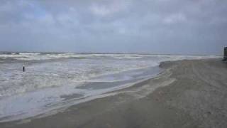 preview picture of video 'Storm op Ameland - Badstrand Hollum 12 november 2010'