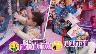 COMPRANDO TODO LO QUE KIMA TOCA EN UNA JUGUETERÍA 😱 JUKILOP