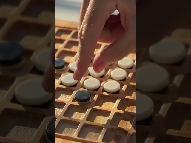 Vídeo relacionado con Logica Juegos Art. Othello - Juego De Mesa de Madera Preciosa - Juego de Estrategia para 2 Jugadores - Version de Viaje