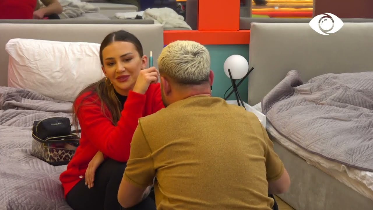 Luizi shtrihet pranë saj, Kiara bezdiset dhe largohet