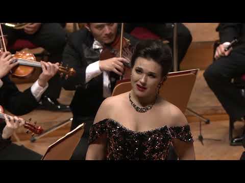 Η υψίφωνος [[#Olga Peretyatko [Όλγκα Περετιάτκο]#]] ερμηνεύει τη γκαβόττα της Manon [Μανόν] «Je marche sur tous les chemins... Obéissons» [«Περπατώ σε όλους τους δρόμους... Ας υπακούσουμε»] από την ομώνυμη οπερά-κωμίκ Manon (1884) του [[#Jules Massenet [Ζυλ Μασνέ]#]], με τη συνοδεία της Shanghai Symphony Orchestra [Συμφωνικής Ορχήστρας της Σαγκάης] σε μουσική διεύθυνση [[#Zhang Jiemin [Τζανγκ Τζιεμίν]#]]. Η ευκίνητη γυναικεία φωνή και οι αυξημένες δεξιοτεχνικές απαιτήσεις συνιστούν δύο χαρακτηριστικά γνωρίσματα της οπερά-κωμίκ του 19ου αιώνα.