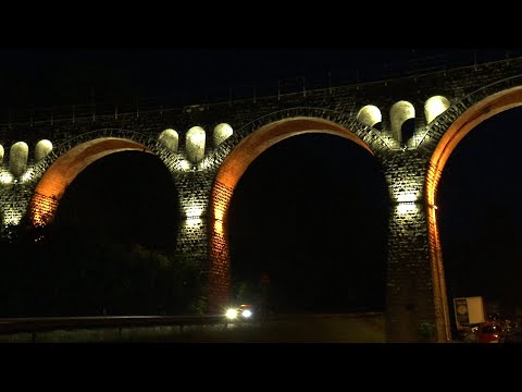 ZABYTKOWY WIADUKT KOLEJOWY W LEWINIE PODŚWIETLONY