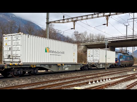 #451# TRENI MERCI - Lungo intermodale del lunedì mattina a Claro: quanti bei container! #alptransit 