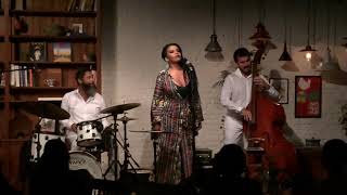 Basta de clamares inocência - Elis Regina por Adriana Moreira e Esquema B