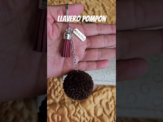 Vídeo relacionado con JSRQT Llavero Pompones con Letra Inicial Rosa A para Mujeres Niñas, Nombre Llavero Alfabeto de Resina con Lentejuelas Flores, Precioso Dije para Bolso, Llaveros de Coche para Decorar Bolsos Mochilas