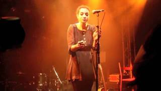 ‪Camélia Jordana &quot;Je Pars&quot; @ Soirée de Serge à Paris‬