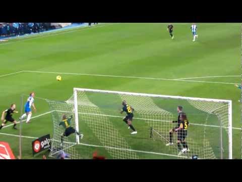 Oportunitat de gol de Verdú  amb parada de Victor Valdés i Piqué en el RCD Espanyol 1 - Barça 1