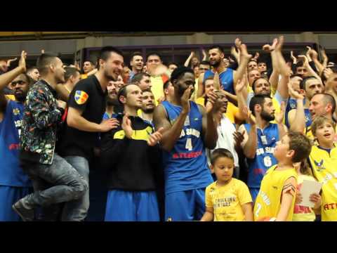 Baschetbaliștii sibieni cântă alături de fani la finalul meciului cu U-BT