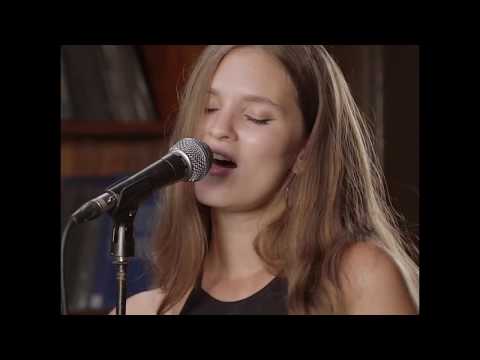 Laura Crowe & Him - Push Me (Botanique Library Session)