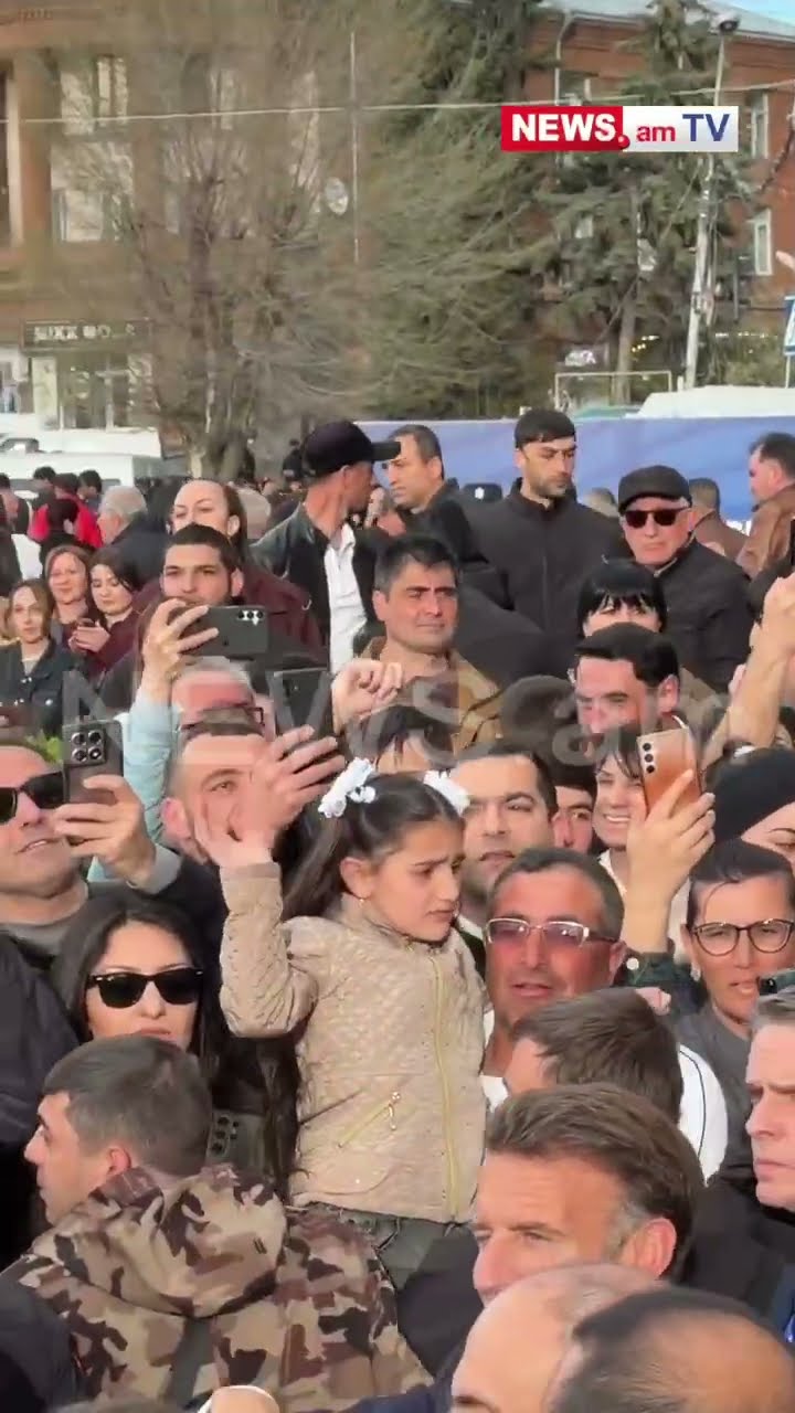 Գյումրեցի կինը տան պատուհանից հեռադիտակով նայում է Մակրոնին