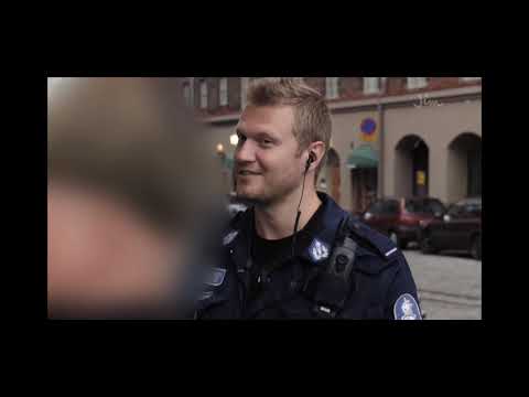 Poliisit Helsinki - Kadulta herätetty on kielimiehiä.