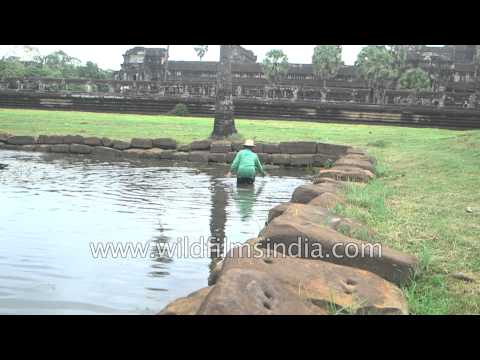 Workers clean lake - Cambodian Angkor complex