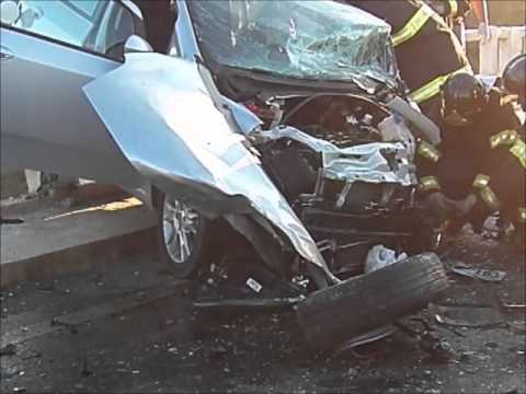 Acidente deixa carro pendurado em viaduto