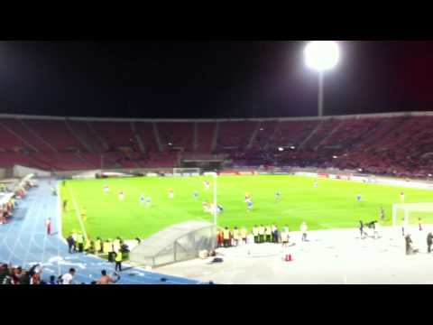 "La hinchada cantando mientras el equipo pierde 4-0 contra Inter" Barra: Los de Abajo • Club: Universidad de Chile - La U