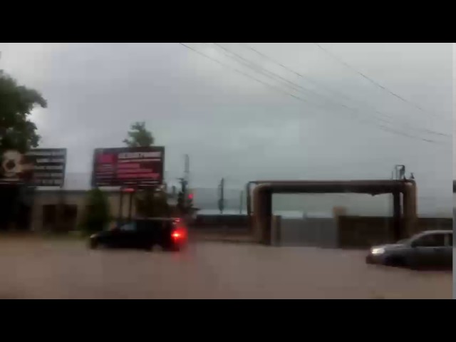 Пользователи соцсетей сняли потоп в Октябрьском (видео)