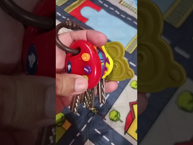 Vídeo relacionado con B. toys - LucKeys 4 Llaves de Juguete texturizadas para bebés y niños pequeños - Sonidos de Linterna y Coche - 100% no tóxico y sin BPA