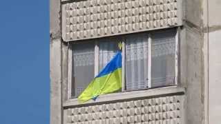 preview picture of video 'Флаг Украины вывешен из окна квартиры, Харьков 04.05.14., ул. Балакирева'