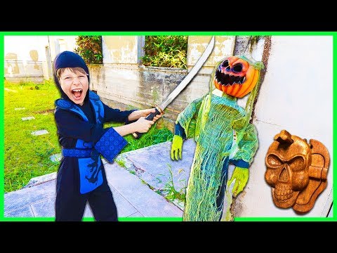 Ninja greift GRUSELIGEN HALLOWEEN-KÜRBIS an (Im Inneren versteckte streng geheime Hinweise gefund...