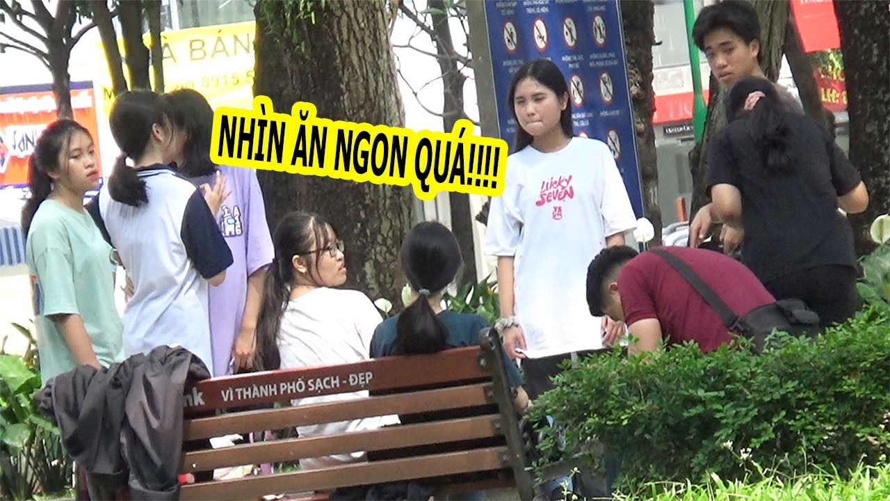 Troll Người Lạ Việt Nam | Nhìn anh ăn ngon quá cho em xin 1 miếng được không ???