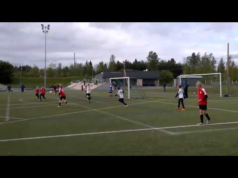 Tervarit juniorit 03 musta iskee palloa ylärimaan ja maaliin 3.6.2015