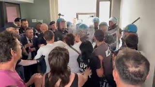 Sfratti a Treviso, scontri tra manifestanti e forze dell'ordine in via Pisa: il video