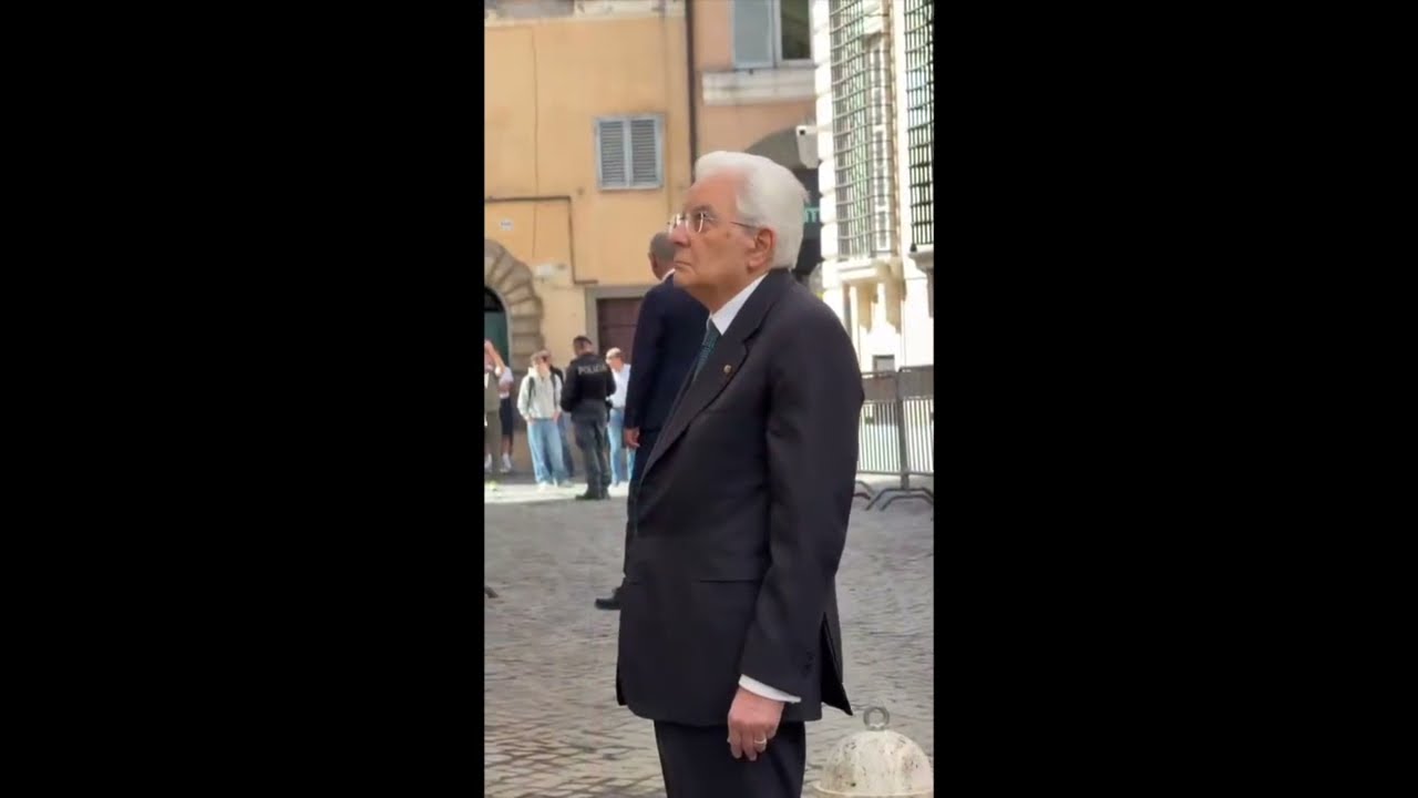 IL PRESIDENTE MATTARELLA DEPONE UNA CORONA SOTTO LA LAPIDE DI ALDO MORO