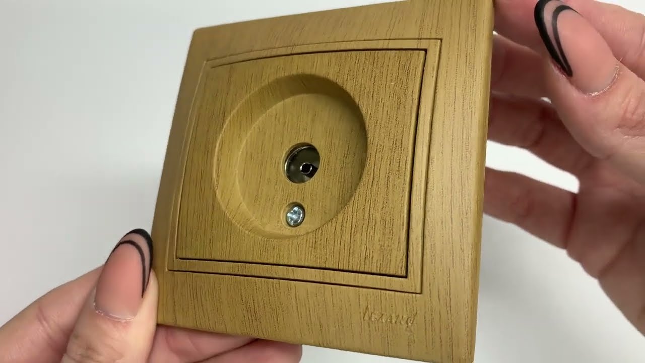 Розетка телевизионная конечная MIRA дуб классический 701-5151-130