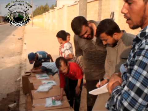 توزيع المعونات من قبل الفرقة 77 للعائلات اللاجئة في المدارس في ريف حلب الجنوبي