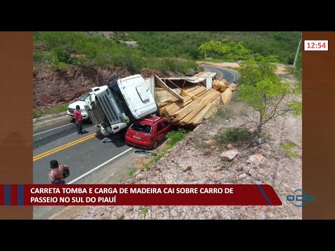 Carreta tomba e carga de madeira cai sobre carro de passeio no sul do Piauí 30 11 2021
