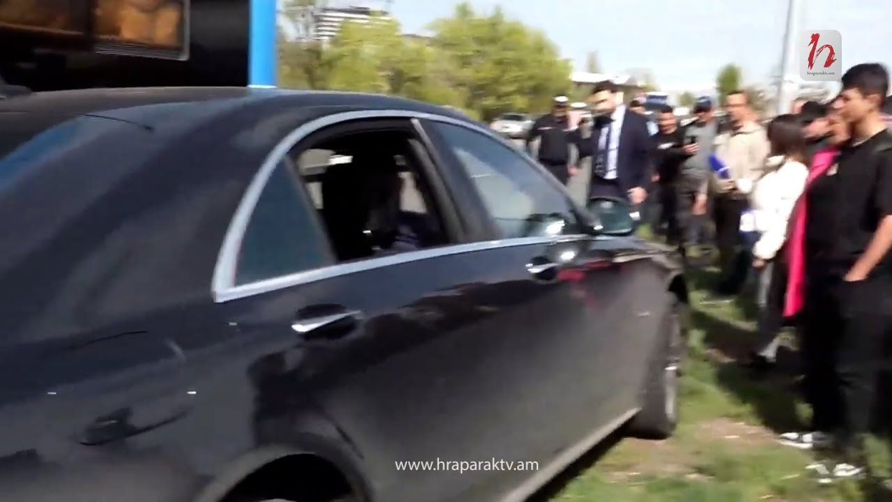 Մեքենան անցավ ժողովրդի միջով` բարձրանալով բորդյուրին եւ երթևեկելով հանդիպակաց