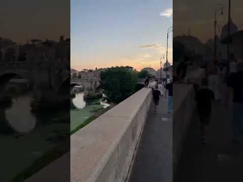 Caminhando pela Ponte Umberto 1 - Roma, Itália
