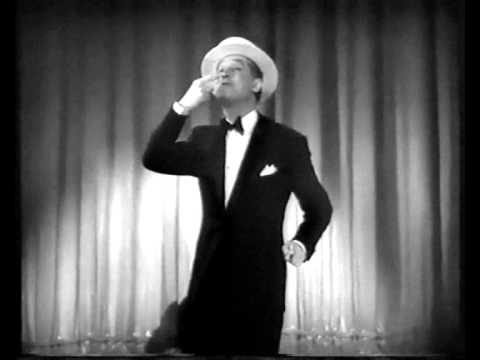 Maurice Chevalier chante "Valentine" sur scène - 1935