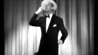 Maurice Chevalier chante "Valentine" sur scène - 1935