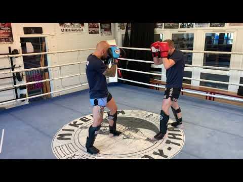 Teknik - jab - 1-2  - Bevæg dig ud på hans højrehånd og følg op med Højre spark til maven :)