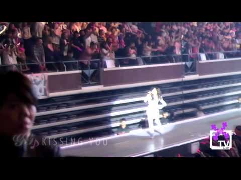 2011 Girls' Generation Tour in SG - SNSD Medley (Snowy Wish and Kissing You)