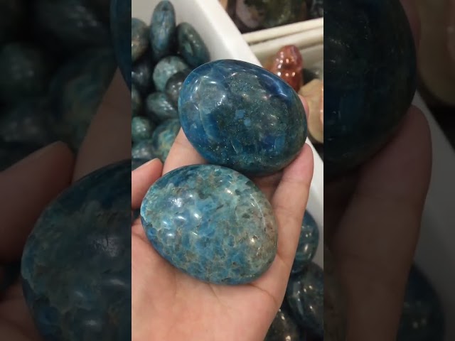 Vídeo relacionado con NUOBESTY Varita de Piedra de Cristal Natural Azul, Pilar Hexagonal de 7-8 Cm, Piedra Preciosa de Arena Azul, Decoración para Hogar y Meditación, Accesorio Decorativo Único