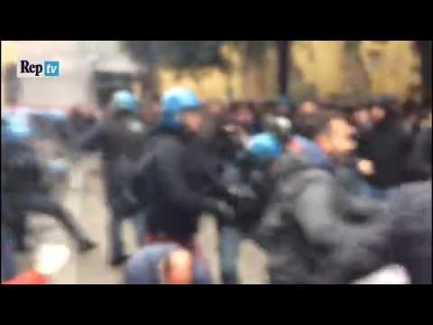 Bologna. Ancora poliziotti che manganellano studenti inermi